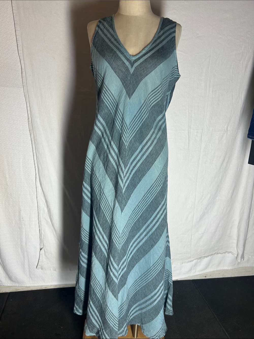 Sleeveless V-Neck Chevron Maxi Dress in Blue and Gray